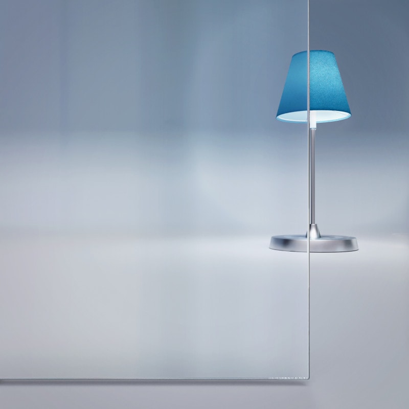 Glas met typische groene glans in vergelijking met wit glas