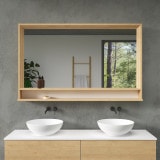 Spiegel met houten lijst en legplank - Madera 9