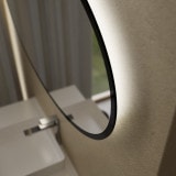 Ovale LED-spiegel met zwarte rand gedeeltelijk gelakt F660L4OTL Ovale LED-spiegel met zwarte rand gedeeltelijk gelakt F660L4OTL